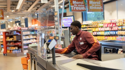 Lernender an Migros-Kasse (Artikelbild)