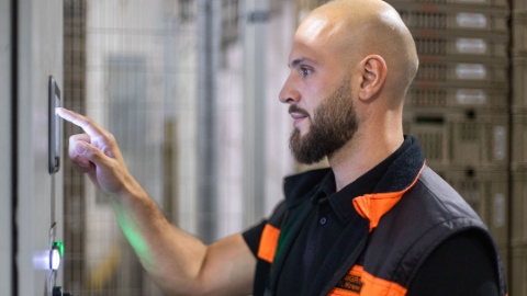 Logistiker Florian Krasniqi an Maschine