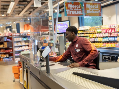 Lernender an Migros Kasse
